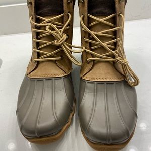 MEN’S SPERRY WATERPROOF BOOTS.